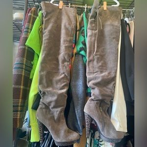 Bakers Gray Suede Over the Knee Platform Boots Sz 8  16.5 Circumference.